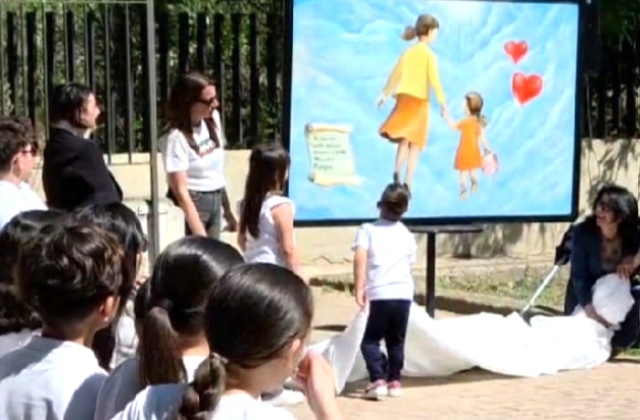 Niscemi. Tiglio piantumato al plesso Pirandello, in memoria della piccola Aurora Pitino e della sua maestra Patrizia Di Pietro, scomparse a breve distanza l’una dall’altra 